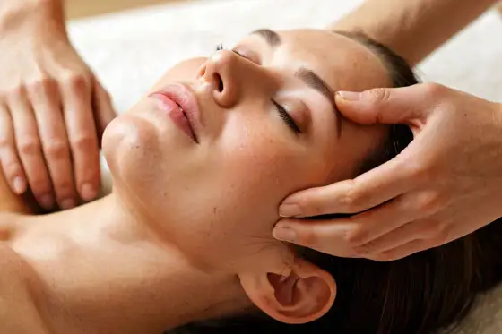Masaż twarzy: czy może zaszkodzić? Poznaj prawdę i masuj bezpiecznie